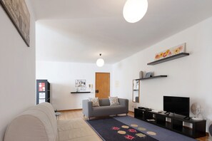 TV - Apartment 'São Roque' with Mountain View, Private Garden and Wi-Fi (São Roque)