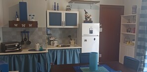 Kjøleskap, mikrobølgeovn, kokeplater og kaffetrakter/tekoker