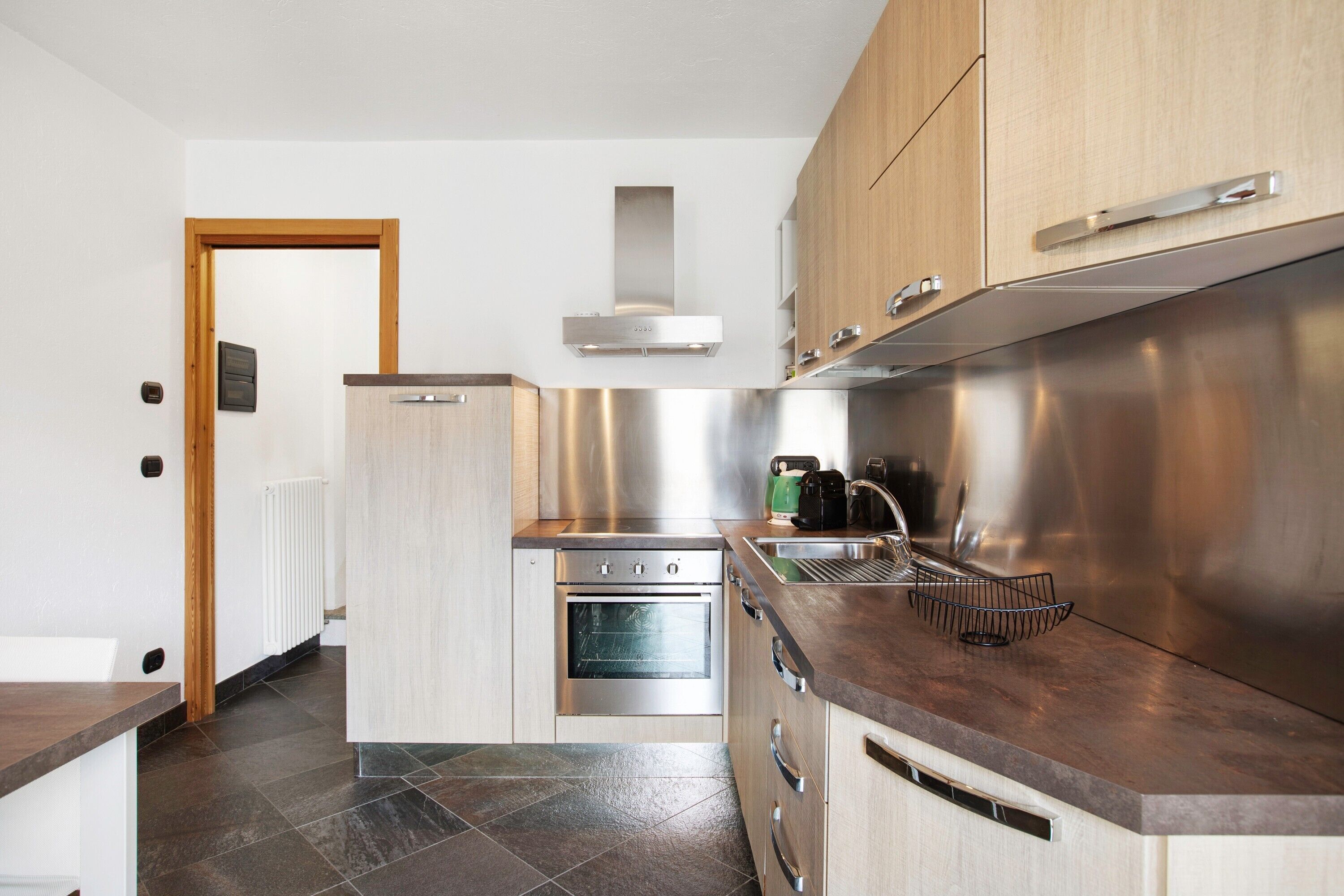 Jääkaappi, uuni, liesi, astianpesukone