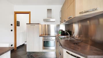 Jääkaappi, uuni, liesi, astianpesukone