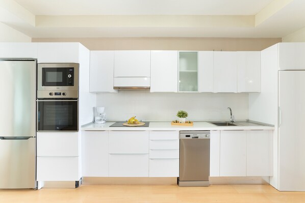 Kühlschrank, Mikrowelle, Ofen, Herdplatte