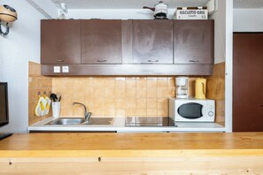 Fridge, microwave, stovetop, coffee/tea maker