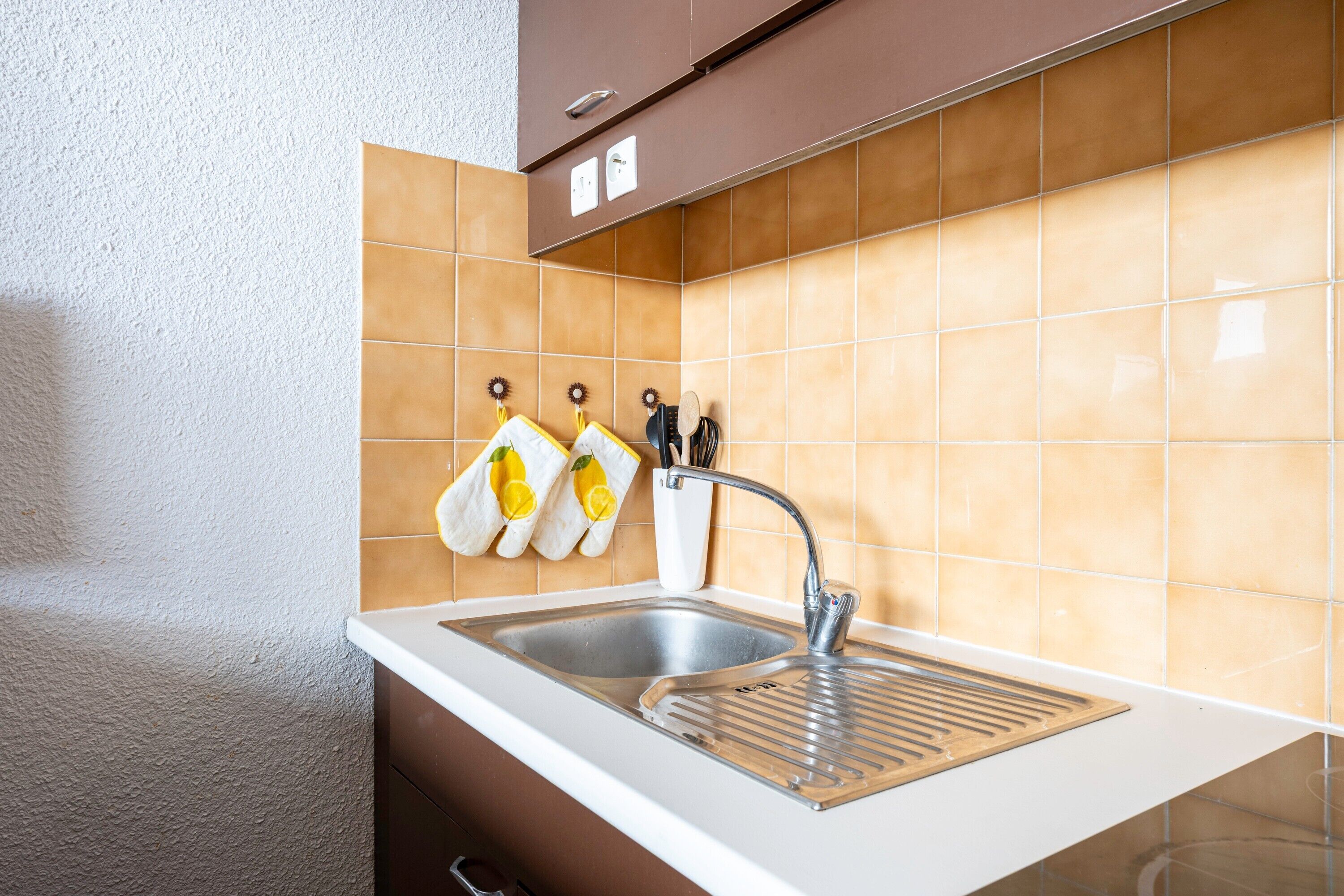 Een koelkast, een microgolfoven, een kookplaat