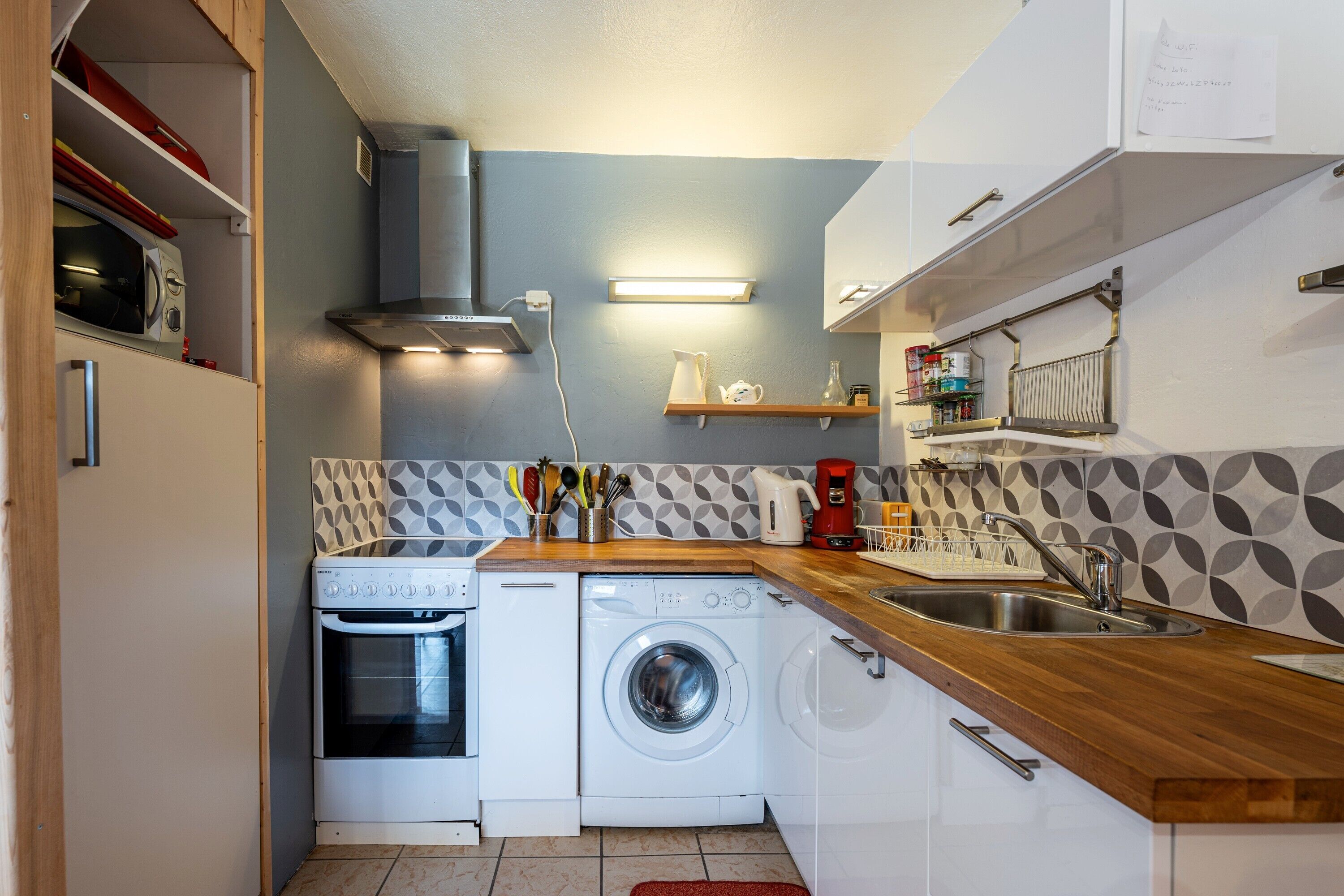 Frigorifero, microonde, forno, piano cottura