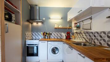 Frigorifero, microonde, forno, piano cottura