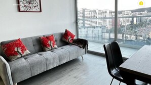 Family Apartment, Balcony, City View | Living area - 3 Dormitorios en el Edificio ONE Quito (Quito)