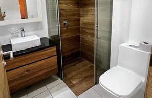 Departamento familiar, balcón, vista a la ciudad | Baño | Toallas, jabón, papel de baño 