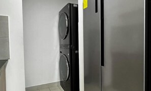 Apartamento familiar, balcón, vistas a la ciudad | Zona de estar | Una televisión de pantalla plana