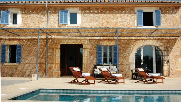 A stone building with a pool, outdoor seating, and a covered patio. - Holiday Home 'Son Pelai Menut' with Mountain View, Wi-Fi and Air Conditioning (Illes Balears)