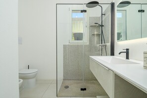 Een douche, een haardroger, handdoeken