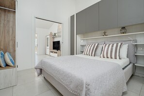 3 slaapkamers, een strijkplank/strijkijzer, gratis wifi, beddengoed