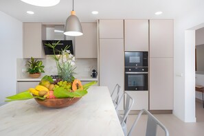 Réfrigérateur, four à micro-ondes, un four, surface de cuisson