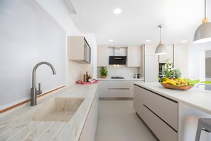 Réfrigérateur, four à micro-ondes, un four, surface de cuisson