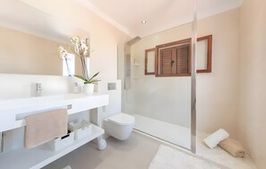 Douche, sèche-cheveux, serviettes fournies