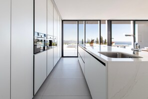Fridge, microwave, oven, stovetop - Luxurious Villa Oro with Infinity Pool and Panoramic View (Salobreña)