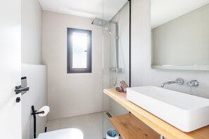 Douche, sèche-cheveux, serviettes fournies