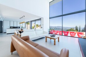 Televisión, videojuegos, reproductor de DVD y tenis de mesa 