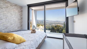 6 bedrooms, iron/ironing board, free WiFi, bed sheets