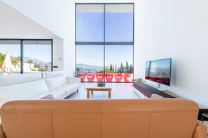 TV, video games, DVD player, table tennis - Luxurious Villa Oro with Infinity Pool and Panoramic View (Salobreña)