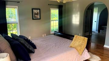 3 bedrooms, desk, iron/ironing board, free WiFi