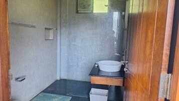 Dusch, hårtork, bidé och handdukar