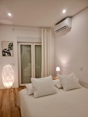 2 chambres, bureau, fer et planche à repasser, lit parapluie