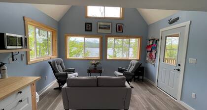 Bright and charming cabin on the Cabot Trail overlooking St. Annâs bay.