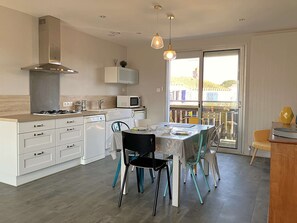 Jääkaappi, mikroaaltouuni, astianpesukone, leivänpaahdin