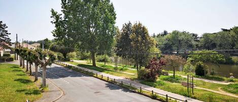 Parkeerplaatsen op het terrein