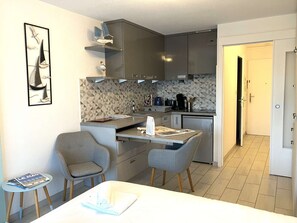 Fridge, microwave, oven, coffee/tea maker