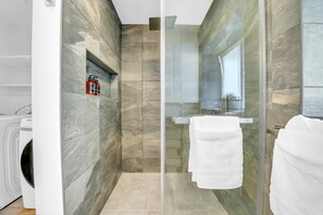 Bruser, hårtørrer, håndklæder