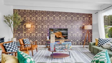 Tv, pejs, bøger, stereoanlæg