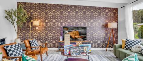 Televisión, chimenea, libros, estéreo