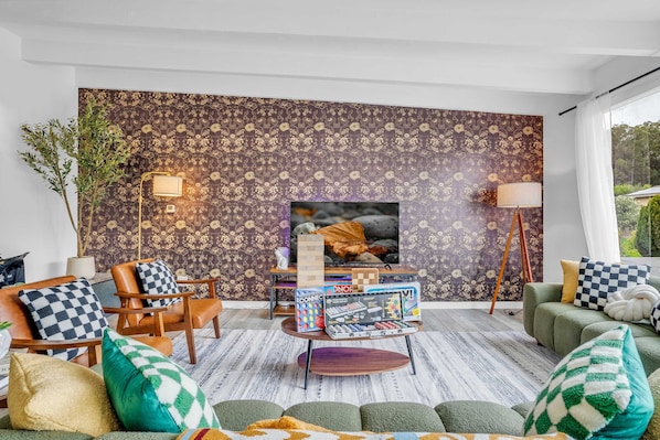 Tv, pejs, bøger, stereoanlæg