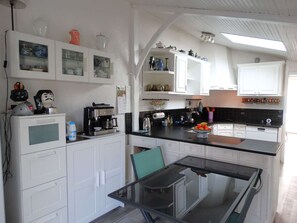 Réfrigérateur, four, lave-vaisselle, cafetière/bouilloire