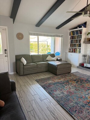 Living area - Wildwood Regional Park House - World Cup Ready --75 Miles to SoFi (Thousand Oaks)