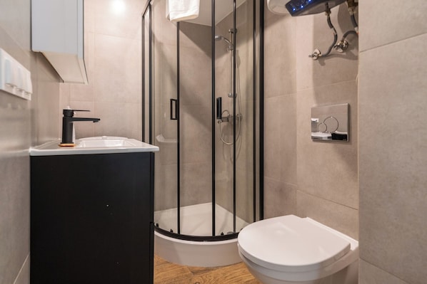 Regadera, amenidades de baño gratuitas, secadora de cabello, toallas