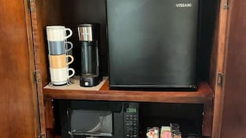Deluxe Room, 1 Queen Bed, Non Smoking, City View | Premium bedding, pillowtop beds, individually decorated