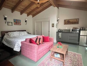 1 bedroom, desk, iron/ironing board, free WiFi - At the Merriewood Retreat you are in a private, serene,
garden setting. (Oakland)