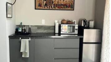 Réfrigérateur, micro-ondes, plaque de cuisson, cafetiÚre/bouilloire