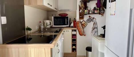 Réfrigérateur, micro-ondes, lave-vaisselle, grille-pain