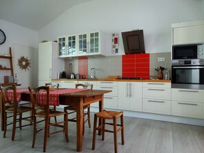 Réfrigérateur, micro-ondes, four, lave-vaisselle