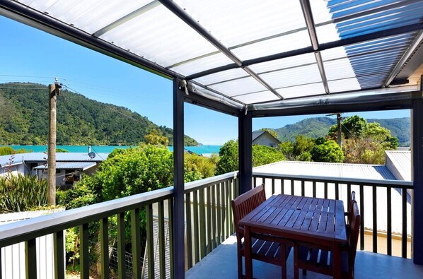 Outdoor dining - Okiwi Bay Bach with Bay Views (Okiwi Bay)