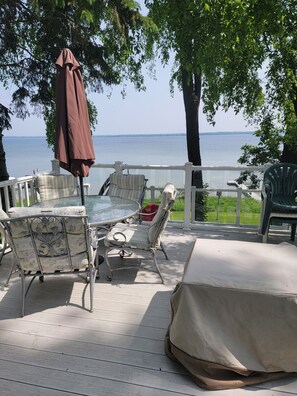 Outdoor dining - Cozy 3-bedroom cabin in wonderful Perham with WiFi, AC and great fishing! (Perham)