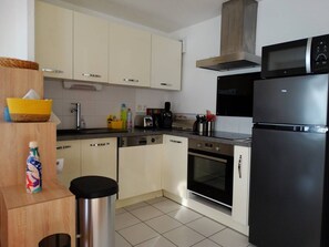 Een koelkast, een microgolfoven, een oven, een vaatwasser