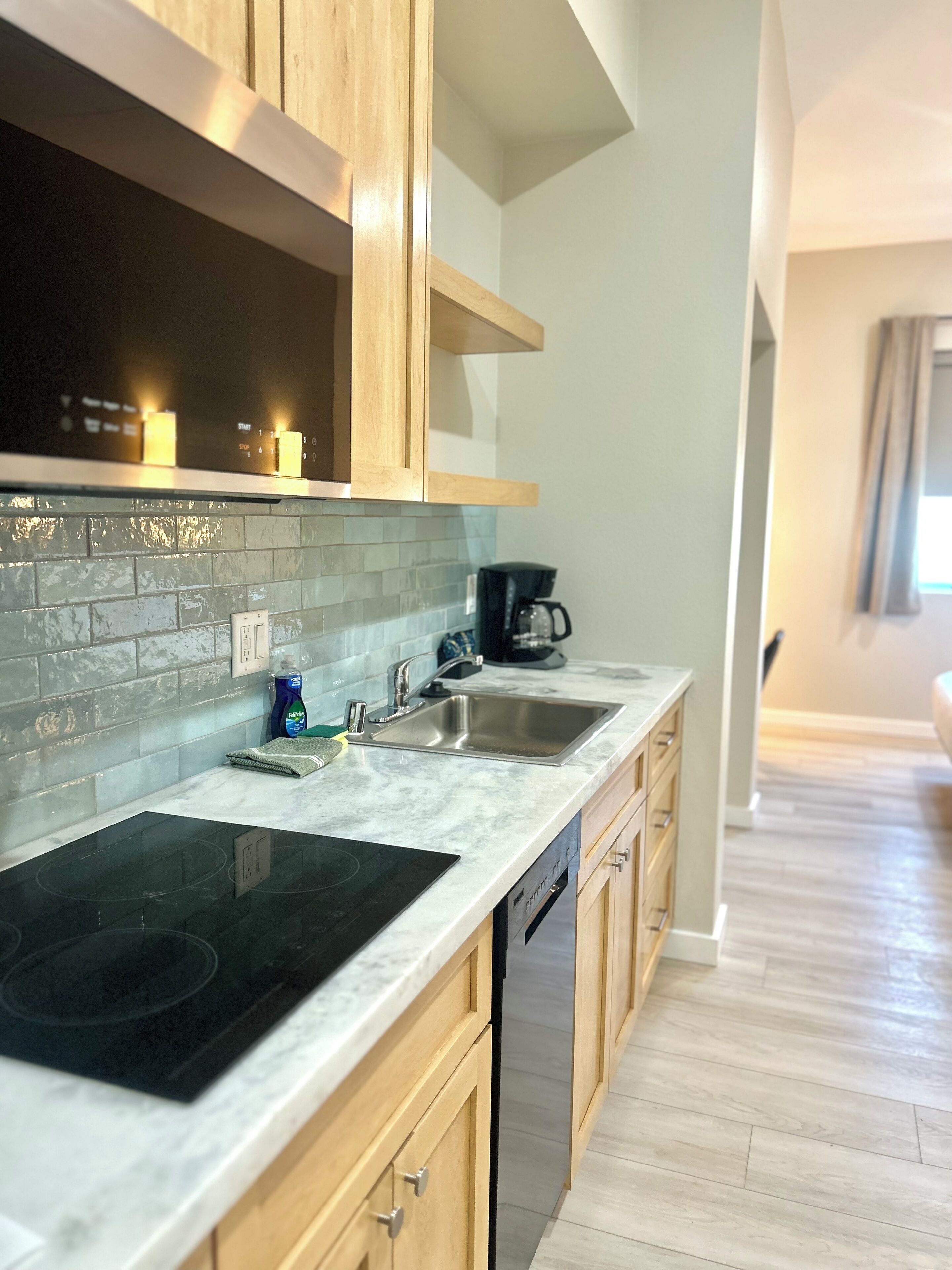 Frigorífico, microondas, placa de cocina y lavavajillas