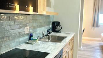 Frigorífico, microondas, placa de cocina y lavavajillas