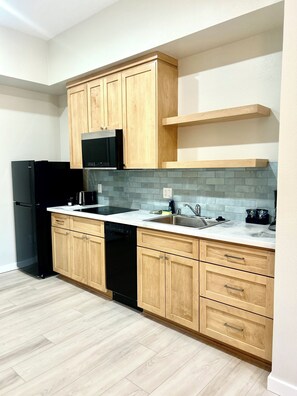 Fridge, microwave, stovetop, dishwasher - The Palisades Lodge of Big Pine (Big Pine)