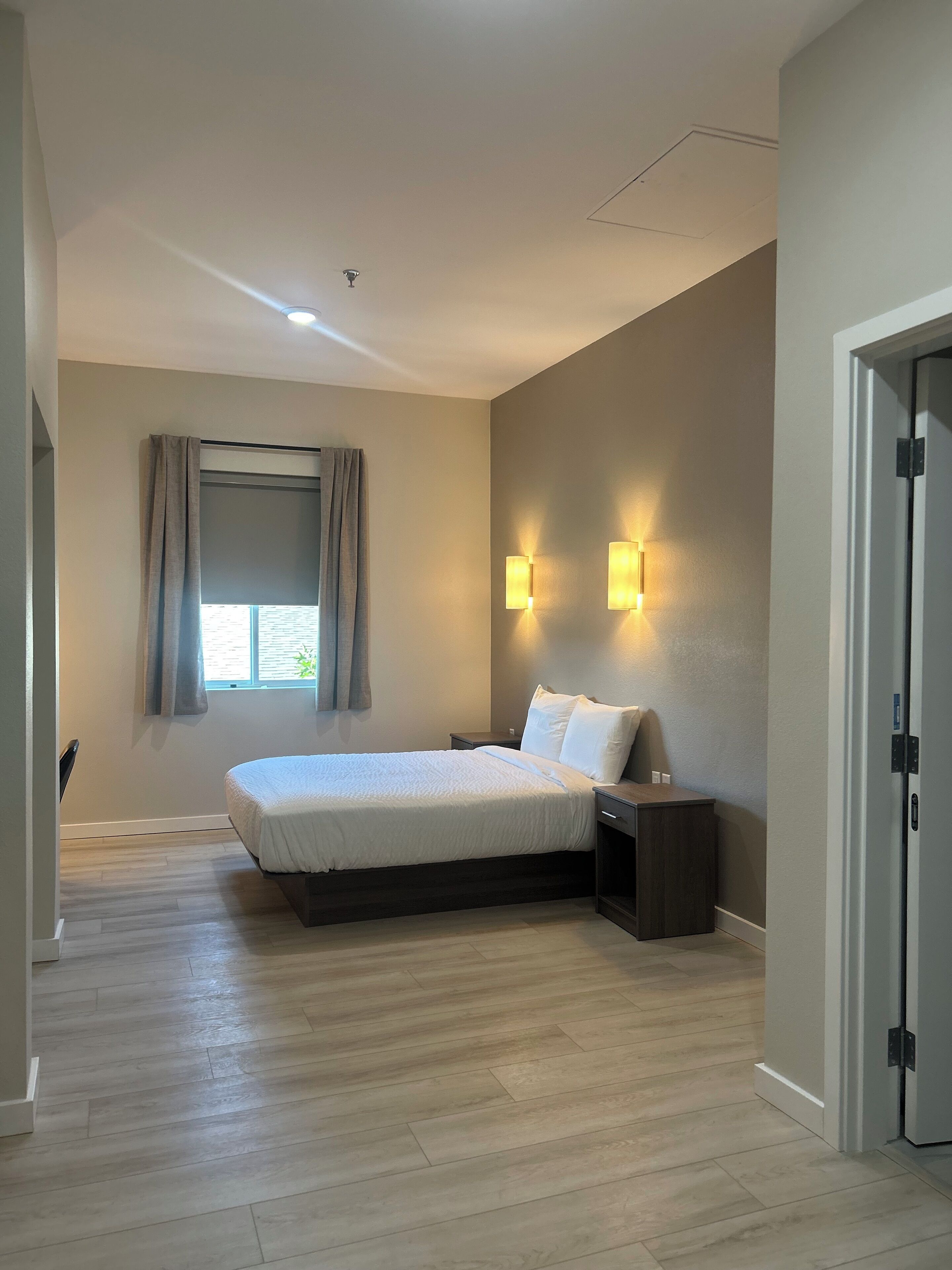 Skrivebord, skrivebord for bærbar PC og wi-fi (inkludert)