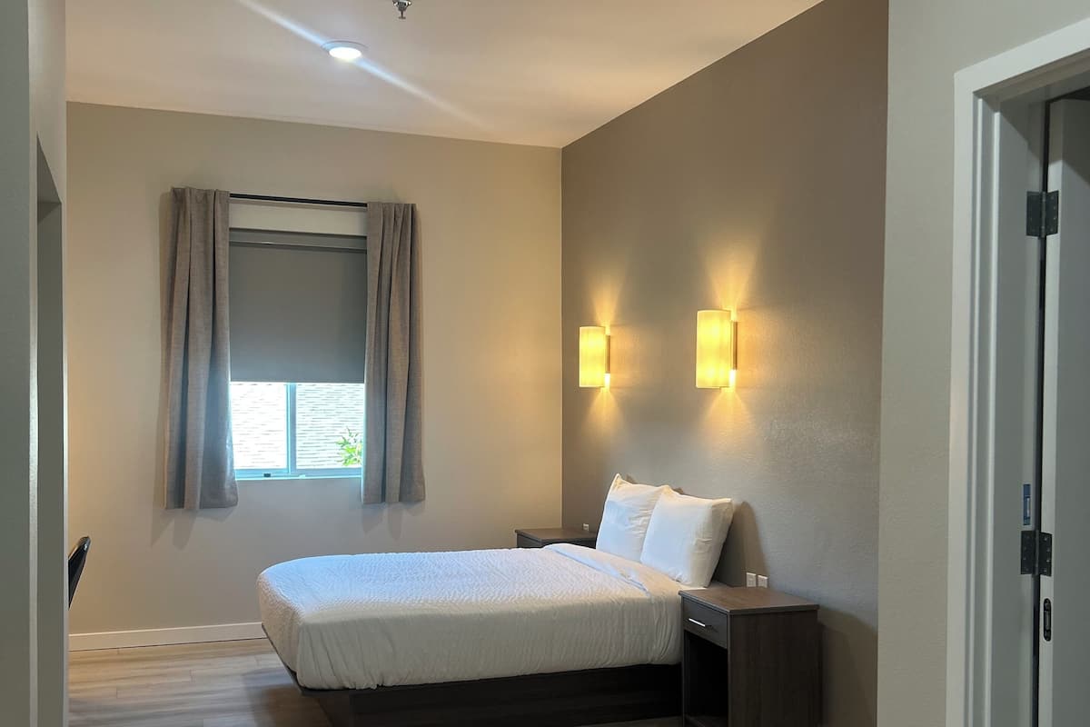 Skrivebord, skrivebord for bærbar PC og wi-fi (inkludert)